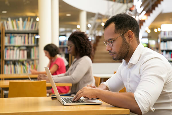 Alunos fazendo curso online pelo computador